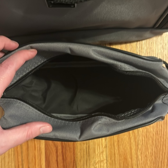 TAG Carry On Computer Duffle Travel Bag Gray Adjustable Strap Lightweight - Picture 5 of 8